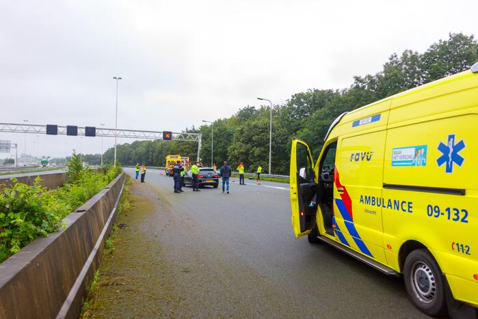 Auto glijdt over vangrail heen en belandt op zijn kop