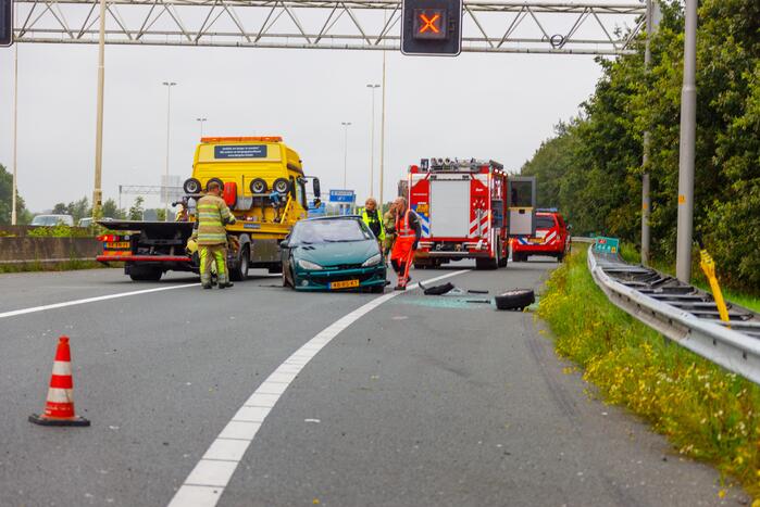 Auto glijdt over vangrail heen en belandt op zijn kop