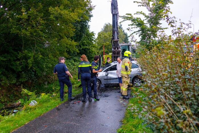 Auto raakt van de weg en belandt in sloot