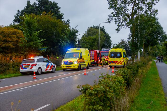 Auto raakt van de weg en belandt in sloot