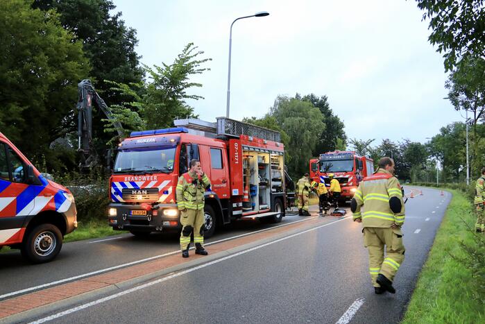 Auto raakt van de weg en belandt in sloot