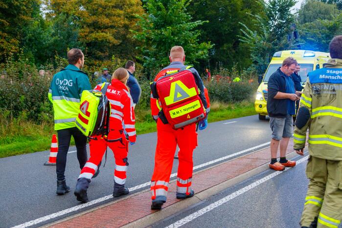 Auto raakt van de weg en belandt in sloot