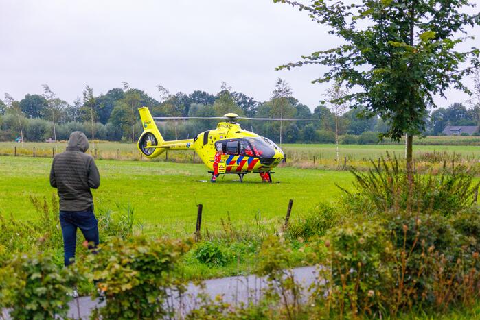 Auto raakt van de weg en belandt in sloot