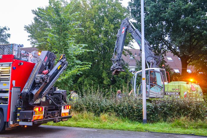 Auto raakt van de weg en belandt in sloot