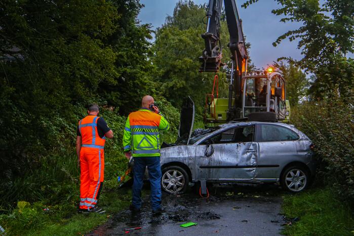 Auto raakt van de weg en belandt in sloot
