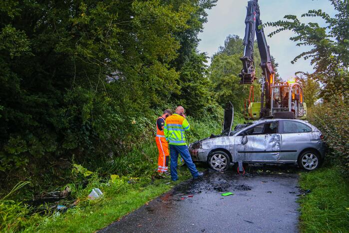 Auto raakt van de weg en belandt in sloot