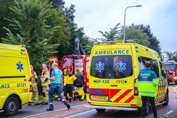 Auto raakt van de weg en belandt in sloot