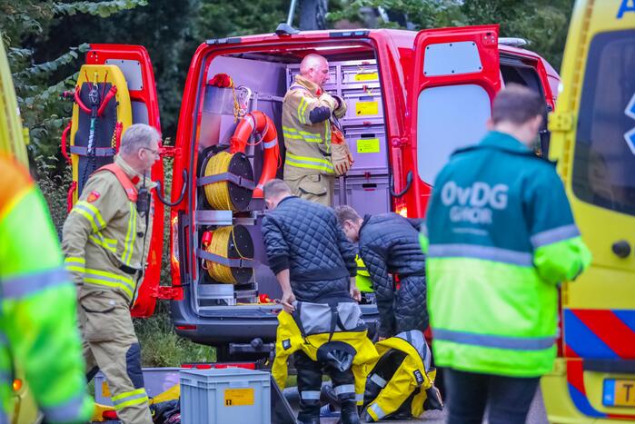 Auto raakt van de weg en belandt in sloot