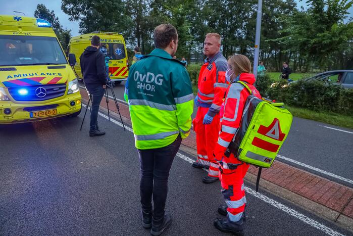 Auto raakt van de weg en belandt in sloot