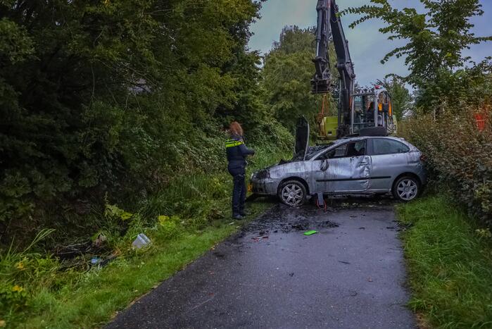 Auto raakt van de weg en belandt in sloot