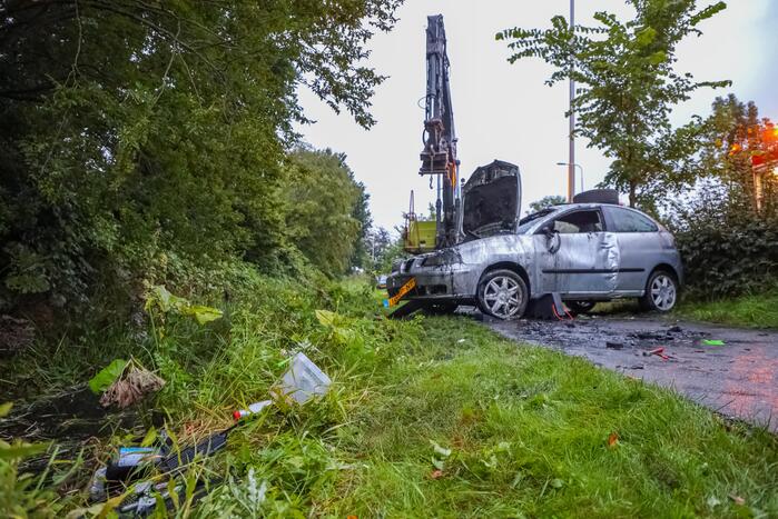 Auto raakt van de weg en belandt in sloot