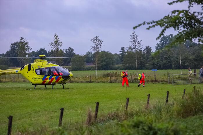 Auto raakt van de weg en belandt in sloot