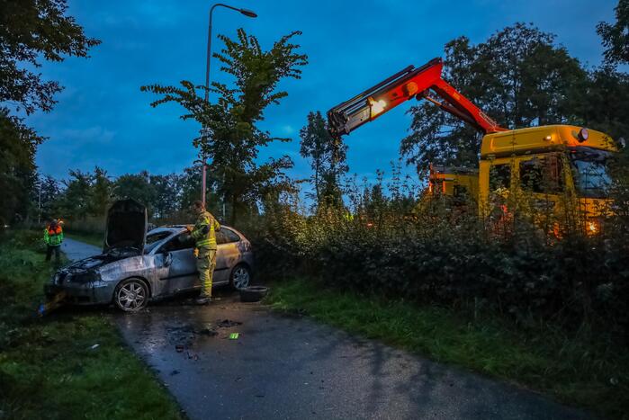 Auto raakt van de weg en belandt in sloot