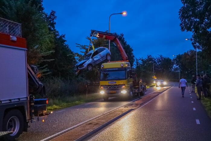 Auto raakt van de weg en belandt in sloot