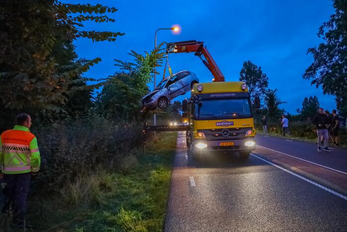 Auto raakt van de weg en belandt in sloot