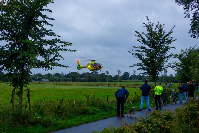 Auto raakt van de weg en belandt in sloot