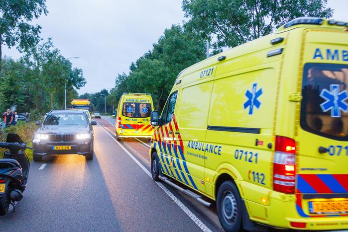 Auto raakt van de weg en belandt in sloot