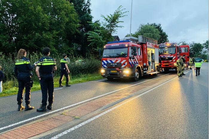 Auto raakt van de weg en belandt in sloot
