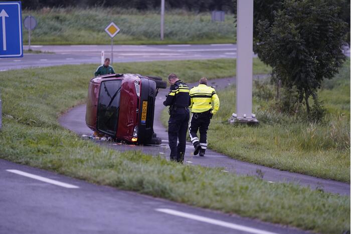 Busje vliegt uit de bocht en belandt op zijkant