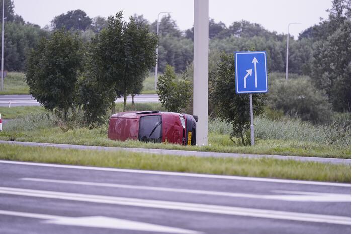 Busje vliegt uit de bocht en belandt op zijkant