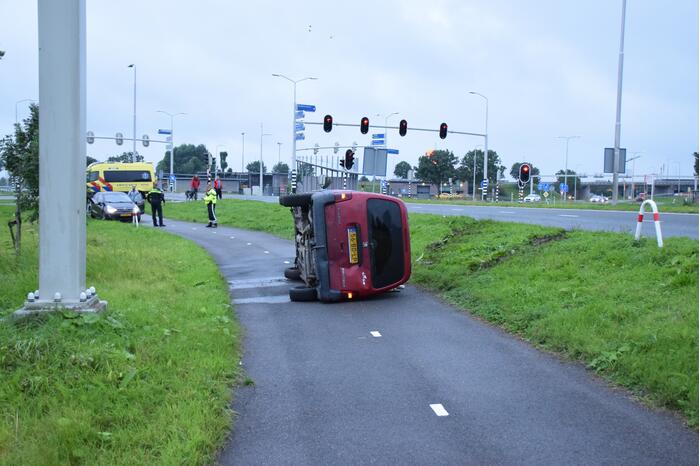 Busje vliegt uit de bocht en belandt op zijkant