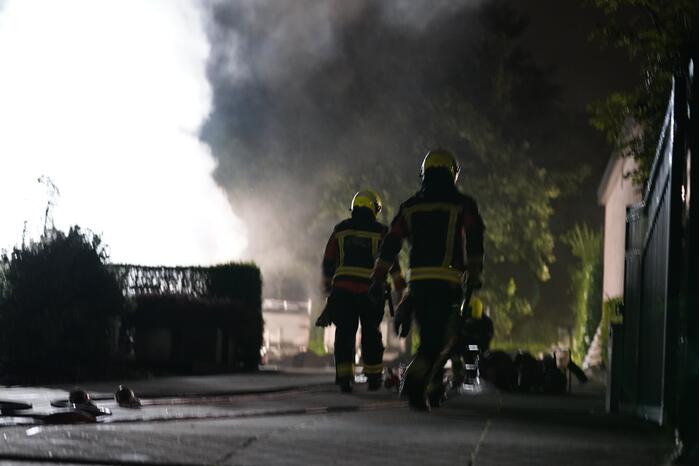 Flinke buitenbrand op terrein van hovenier