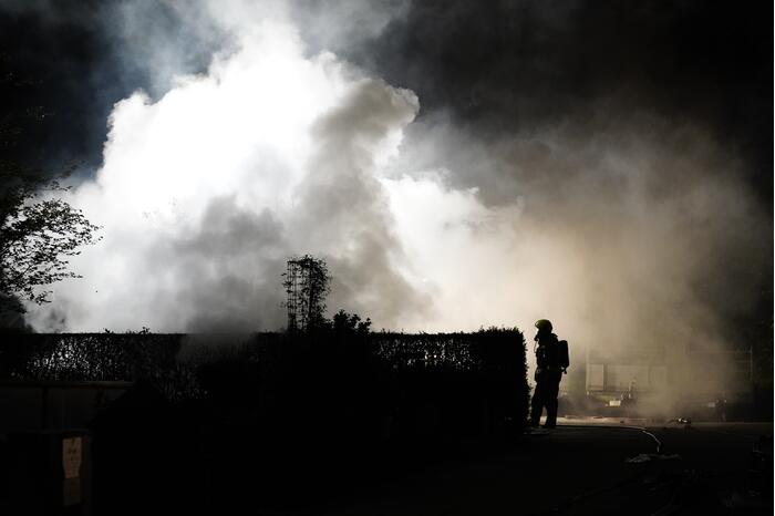 Flinke buitenbrand op terrein van hovenier