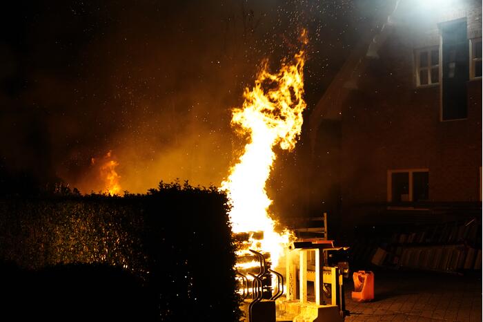 Flinke buitenbrand op terrein van hovenier