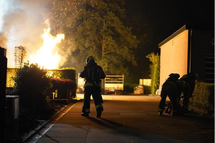 Flinke buitenbrand op terrein van hovenier
