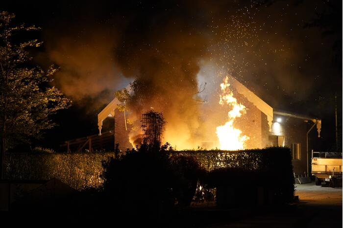 Flinke buitenbrand op terrein van hovenier