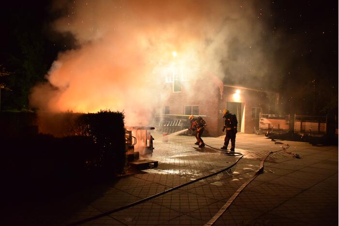 Flinke buitenbrand op terrein van hovenier