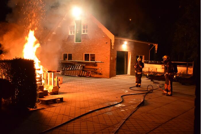 Flinke buitenbrand op terrein van hovenier