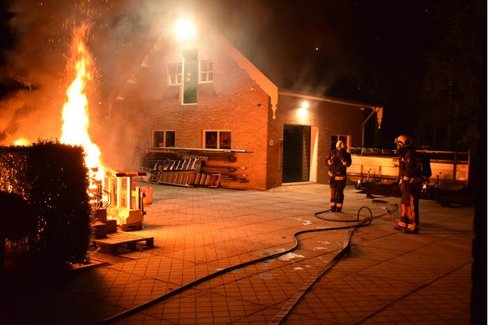 Flinke buitenbrand op terrein van hovenier