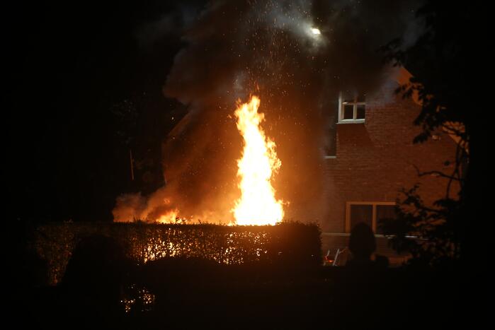 Flinke buitenbrand op terrein van hovenier