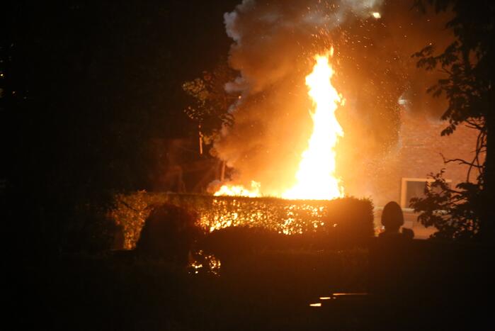 Flinke buitenbrand op terrein van hovenier