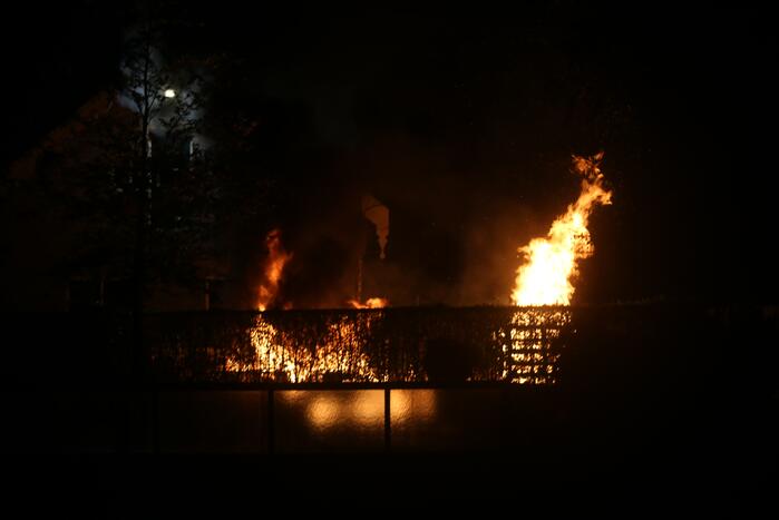 Flinke buitenbrand op terrein van hovenier