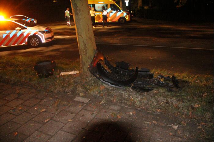 Bestuurder gewond door botsing tegen boom