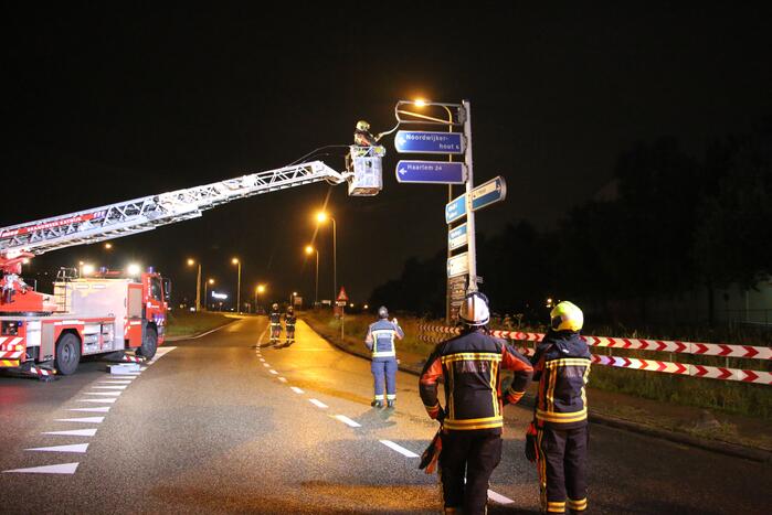 Brandweer zet losgewaaide bewegwijzering weer vast