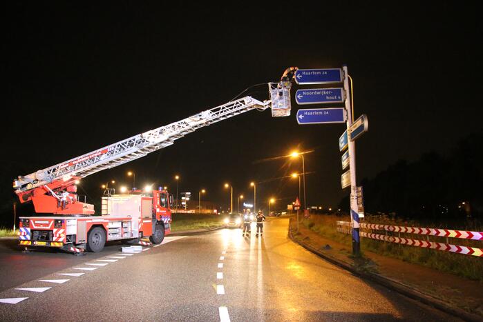 Brandweer zet losgewaaide bewegwijzering weer vast