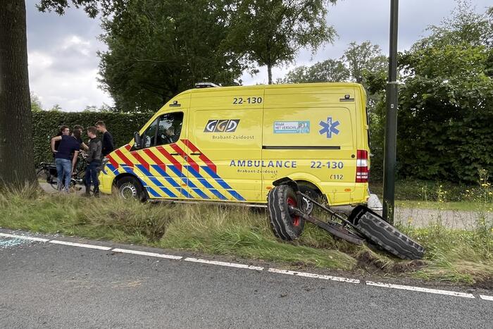 Tractor over de kop na botsing met boom