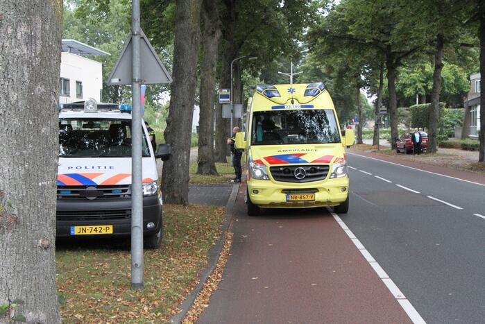 Vrouw met fiets gaat onderuit voor ingang ziekenhuis