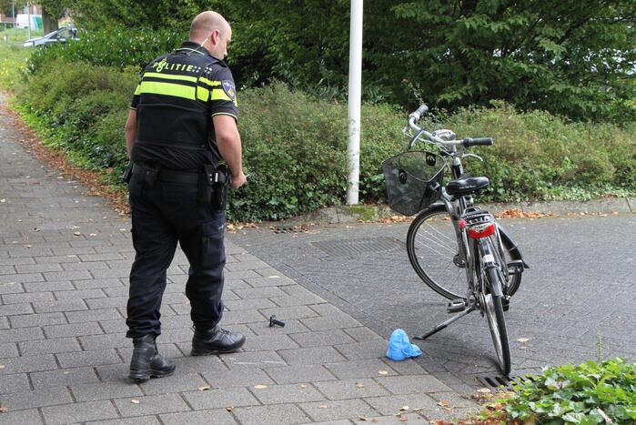 Vrouw met fiets gaat onderuit voor ingang ziekenhuis