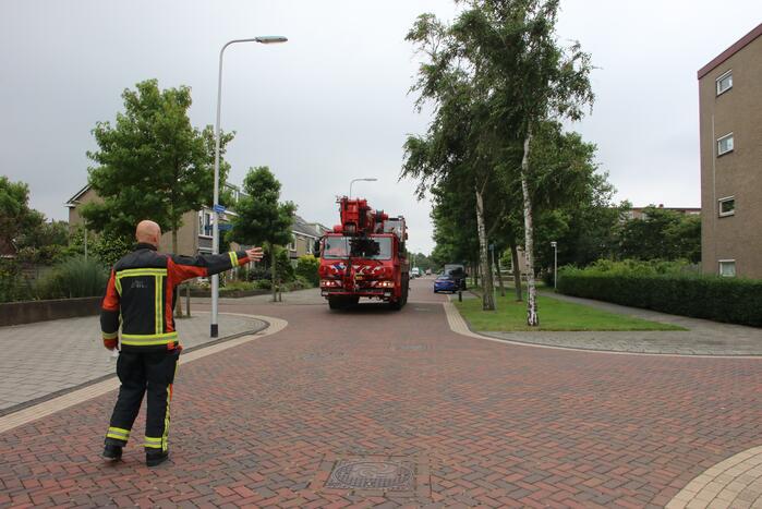 Kraan ingezet om persoon uit woning te halen