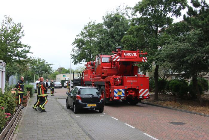 Kraan ingezet om persoon uit woning te halen