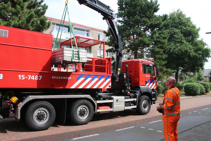 Kraan ingezet om persoon uit woning te halen