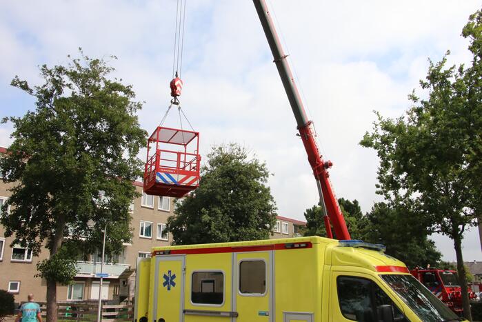 Kraan ingezet om persoon uit woning te halen