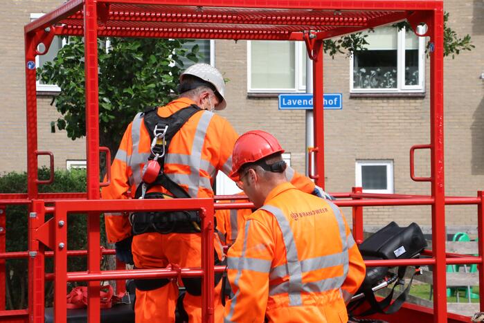Kraan ingezet om persoon uit woning te halen