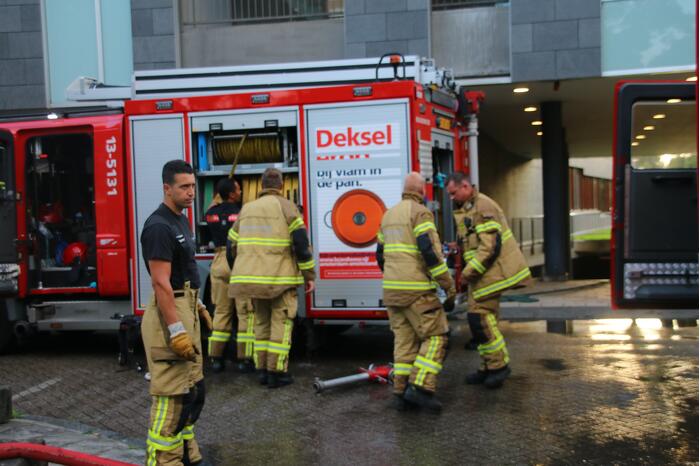 Old-timer brandt uit in parkeergarage
