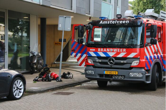 Old-timer brandt uit in parkeergarage