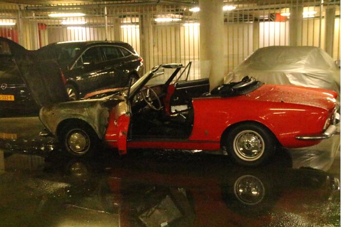 Old-timer brandt uit in parkeergarage